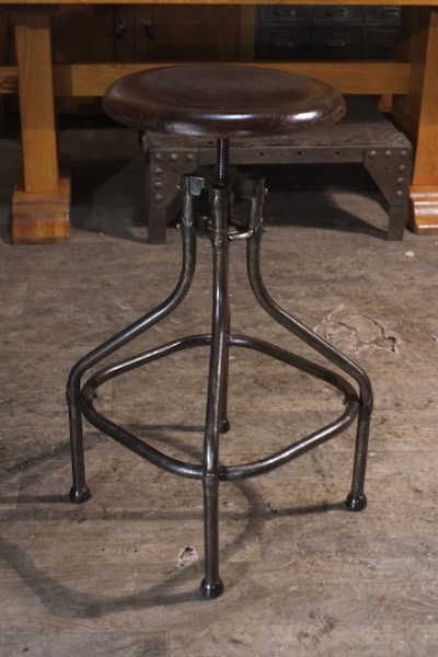 tabouret atelier en metal brut patine